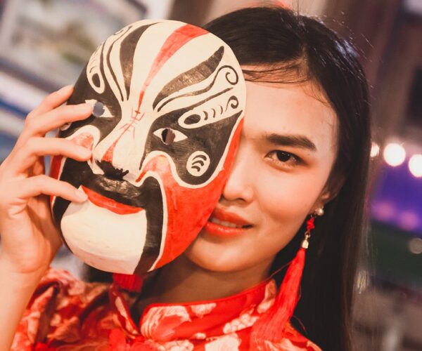 ragazza cinese con maschera